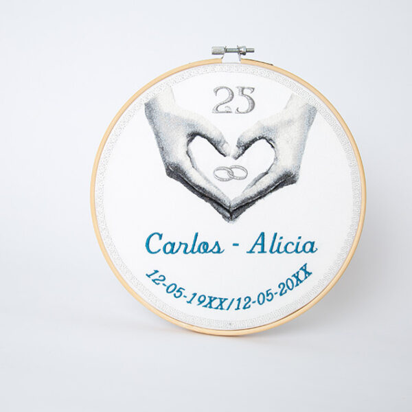 Porta alianzas bordados manos con corazón para aniversario