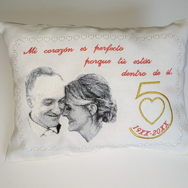 Cojín bordado aniversario con retrato de pareja de novios