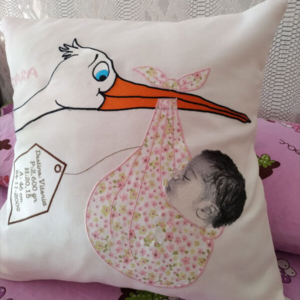 Cojín bordado de nacimiento con cigüeña y retrato bebe