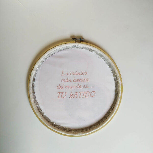 Ecografía bordada con madre arropando al bebe y reverso con frase